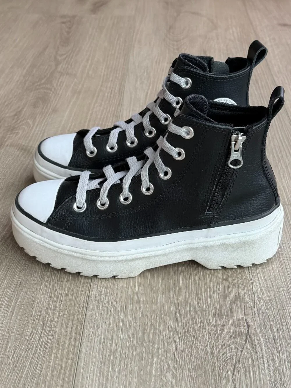 Converse Chuck Taylor Lugged Lift Leather High Top Big Kids US 3